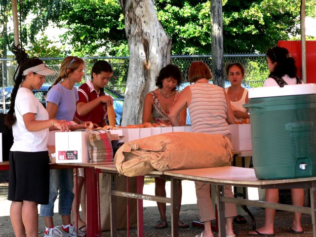 68- Preparation des sandwiches au chocolat pour les coureurs 